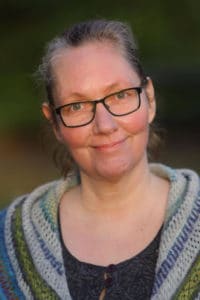 Helle Cleo Borrowman er arkitekt MAA og formand for Landsforeningen Spor. Helles egne erfaringer fra opvæksten i en dysfunktionel familie, hvor hun bl.a. var udsat for seksuelle overgreb, og de alvorlige konsekvenser det har haft i hendes voksenliv, er i dag drivkraften bag hendes engagement i arbejdet for bedre vilkår for voksne med senfølger af seksuelle overgreb i barndommen og ungdommen.